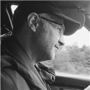 Je suis français natif, licencié en philosophie et j'enseigne la langue française à des anglophones de préférence.